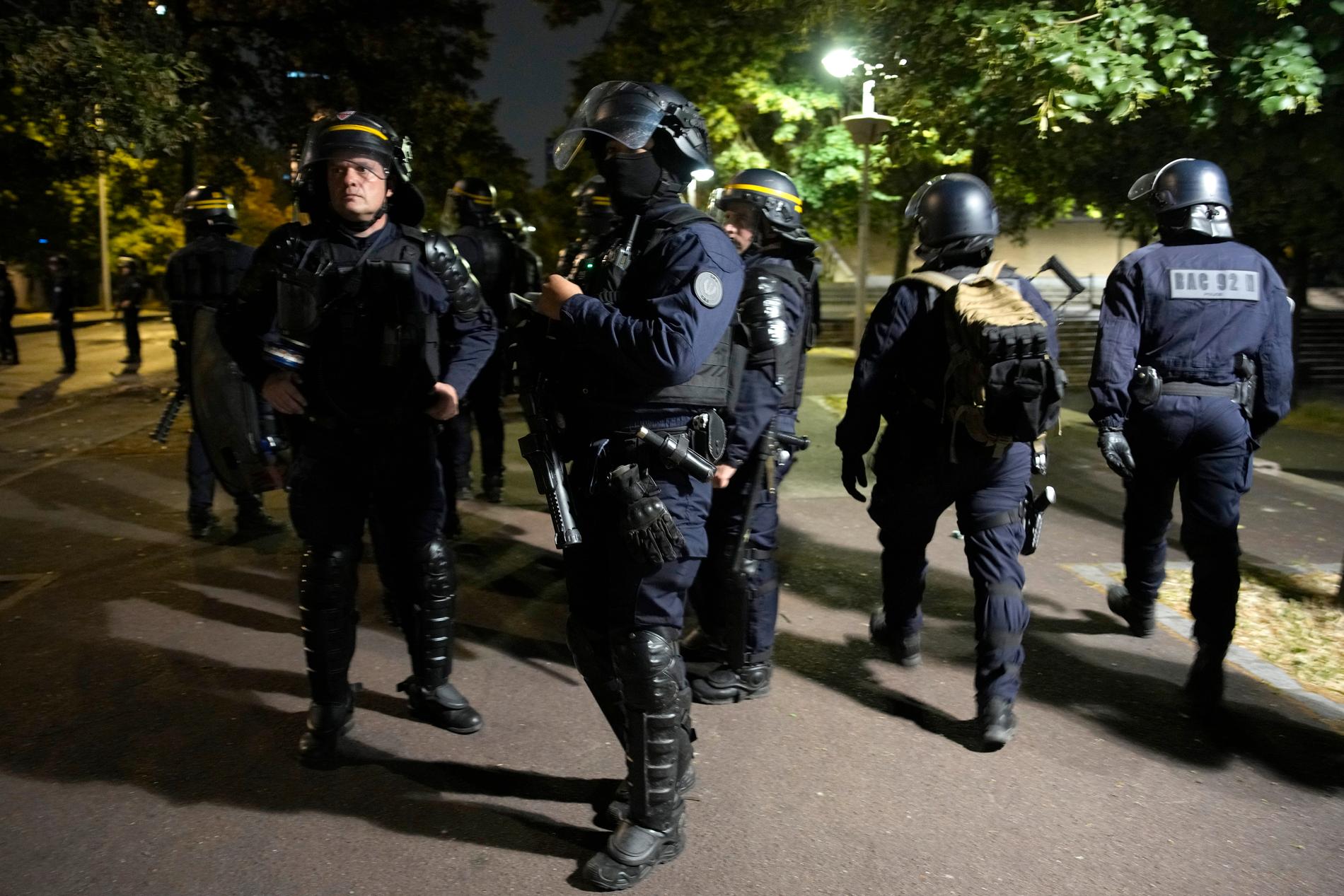 Poliser förbereder sig för natten i Nanterre utanför Paris. 