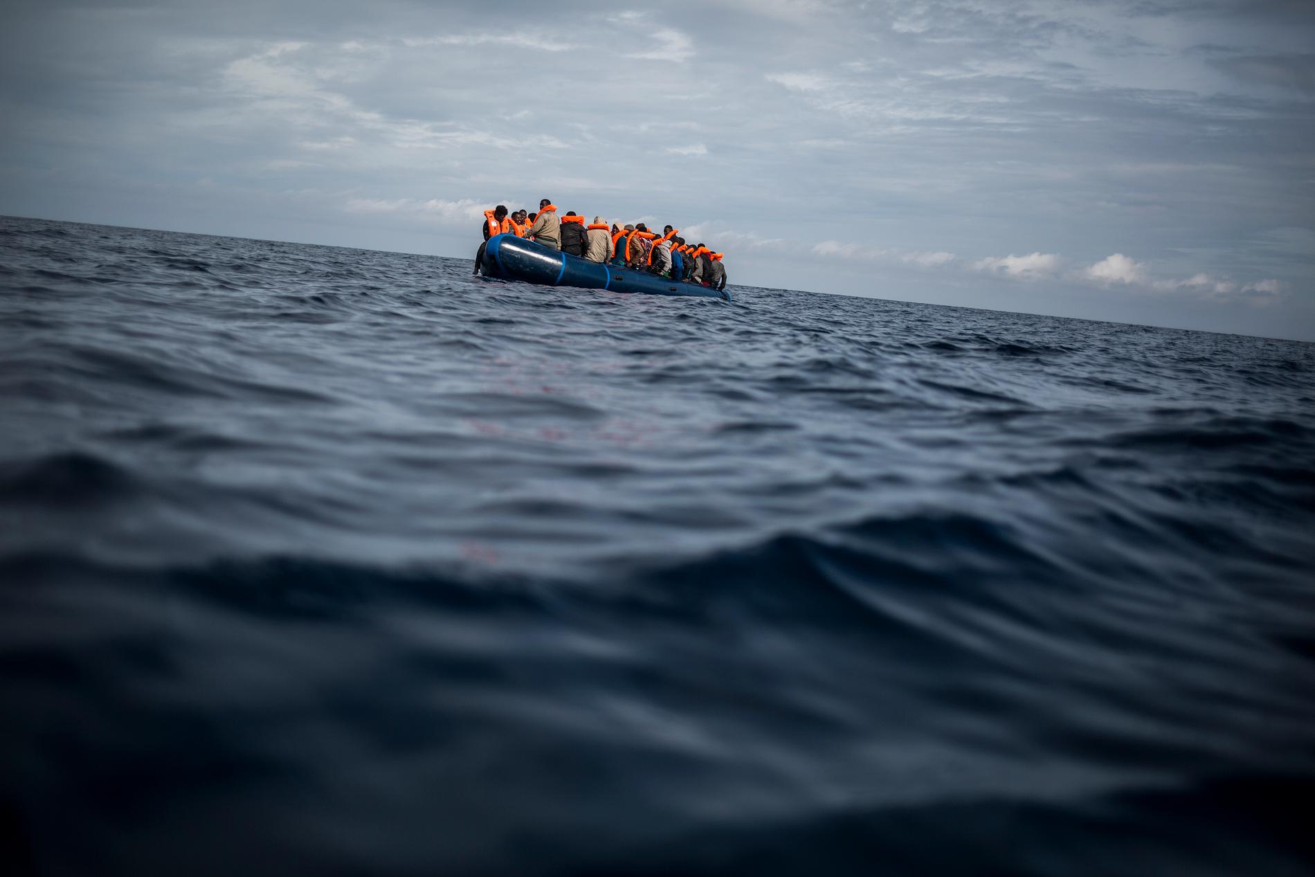 Migranter i en överfull gummibåt i Alboránsjön, en del av Medelhavet mellan Spanien och Marocko. Arkivbild.