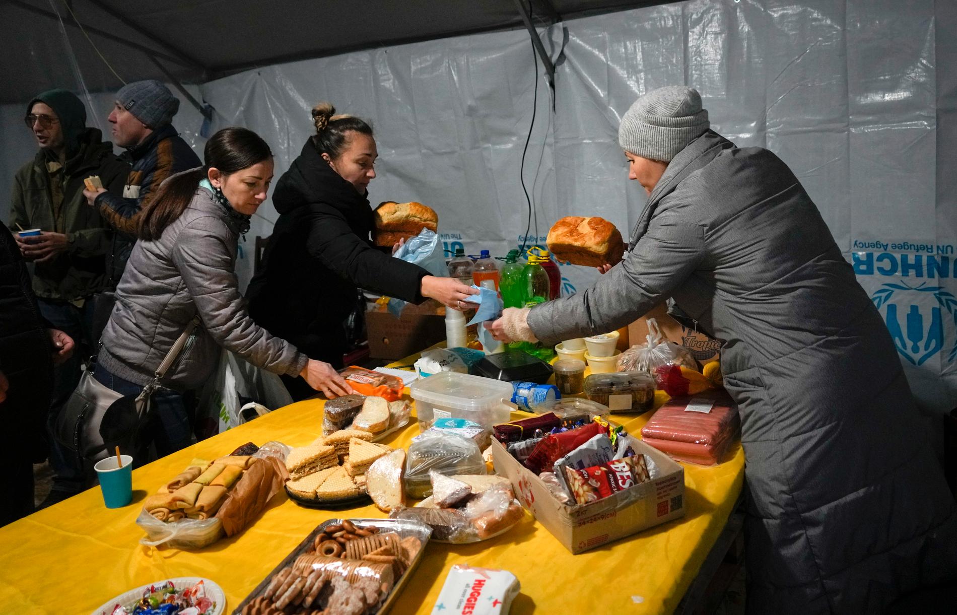 Volontärer delar ut gratis mat till människor som blivit utan el efter de senaste ryska attackerna i Vyshhorod, norr om Kiev under fredagen.