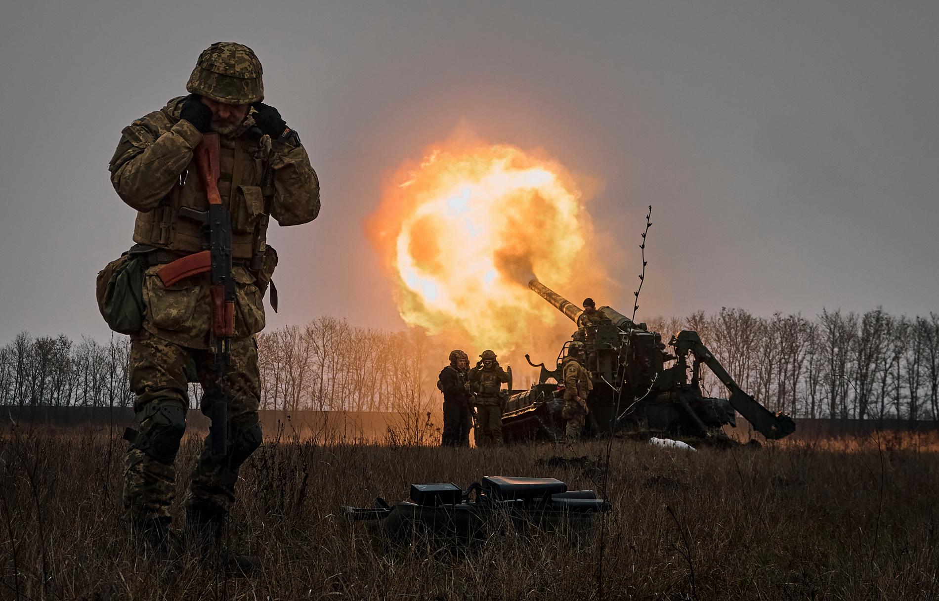 Ukrainska soldater avfyrar artillerisystemet Pion mot ryska mål i Bakhmut.