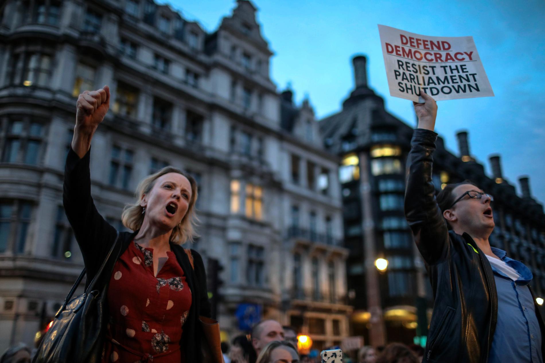Demonstranter samlas i onsdags kväll utanför Storbritanniens parlament efter Boris Johnsons besked.