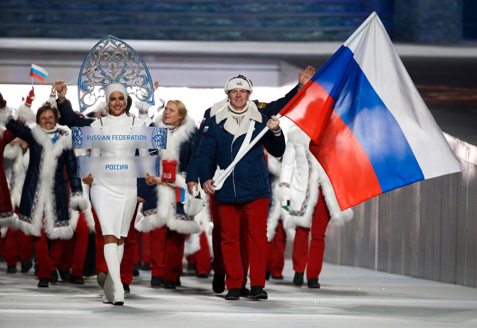 Alexander Zubkov bar ryska flaggan under invigningen.