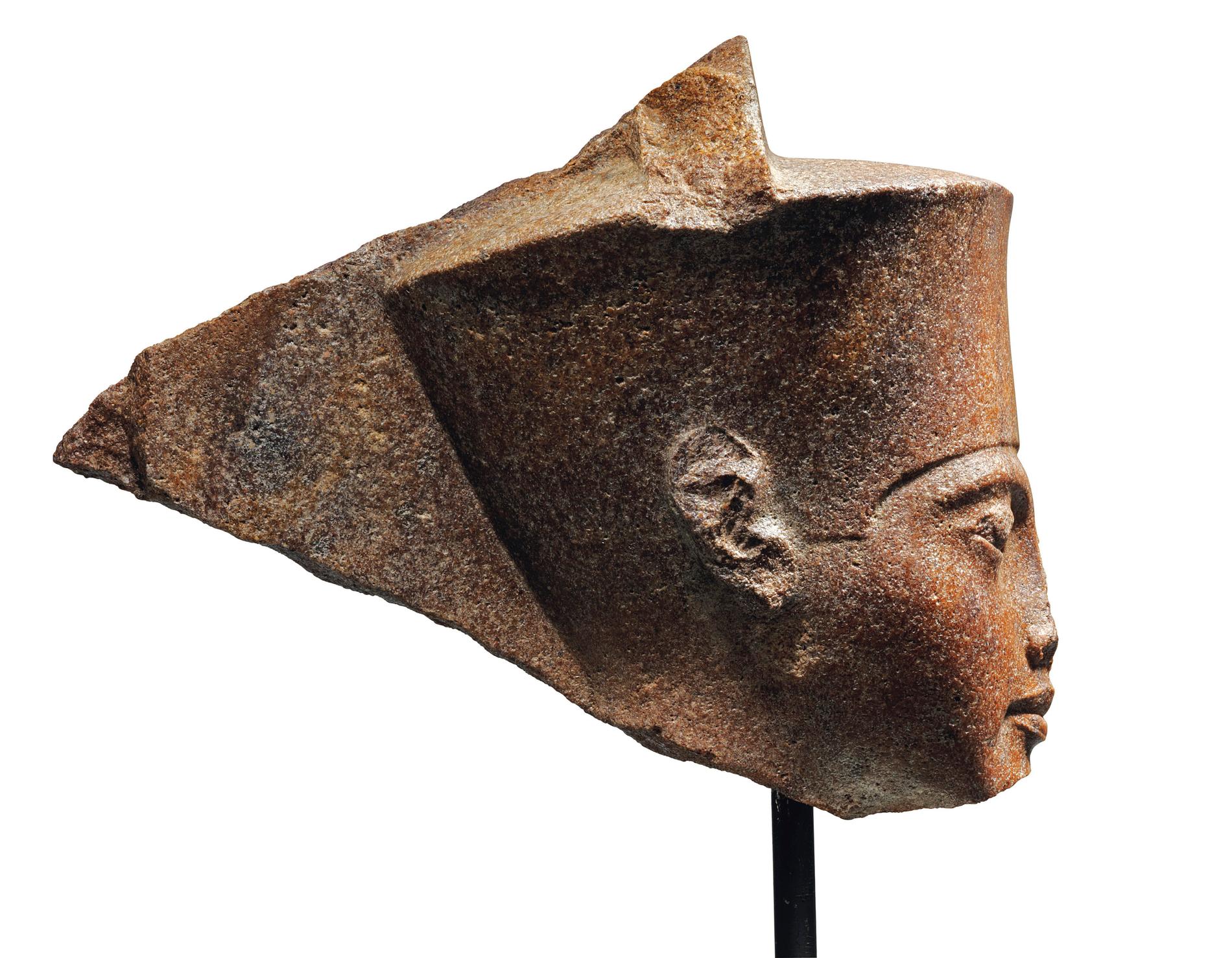 En 3 000 år gammal skulptur av den egyptiske faraon Tutankhamon har sålts för över 55 miljoner kronor.