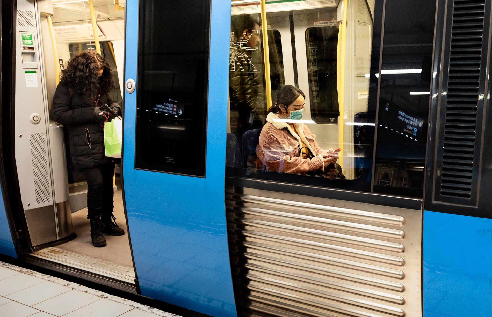 Antalet resenärer i tunnelbanan har minskat under coronakrisen. Men vissa har inget annat val än att åka med kollektivtrafiken till jobbet. 