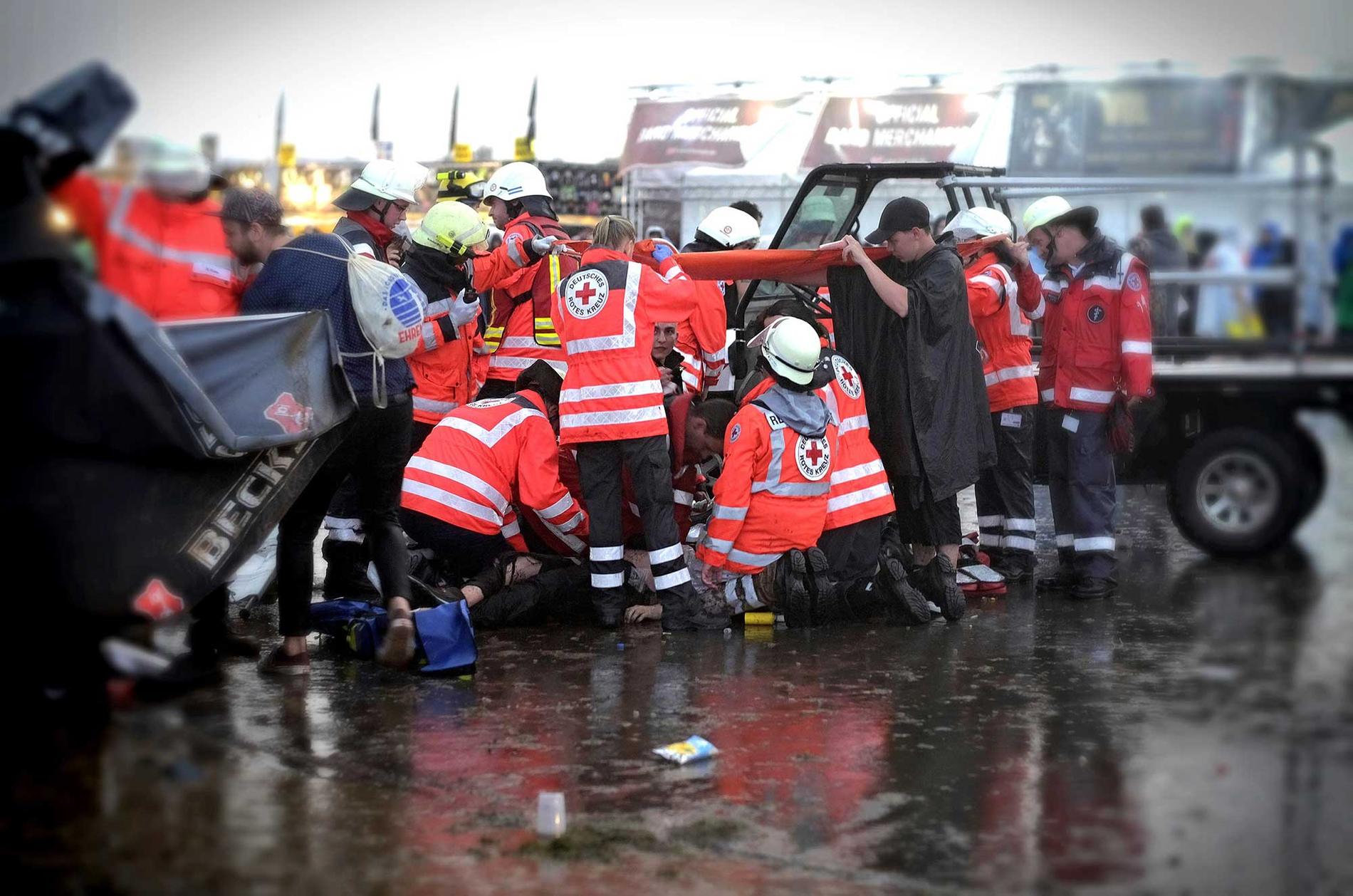 Räddningspersonal undsätter skadade på Rock am Ring-festivalen.