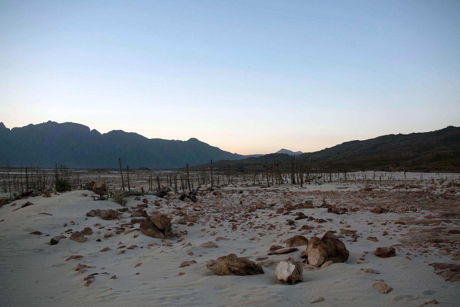 Kapstadens huvudsakliga vattenreserv Theewaterskloof dammen torkar ut.