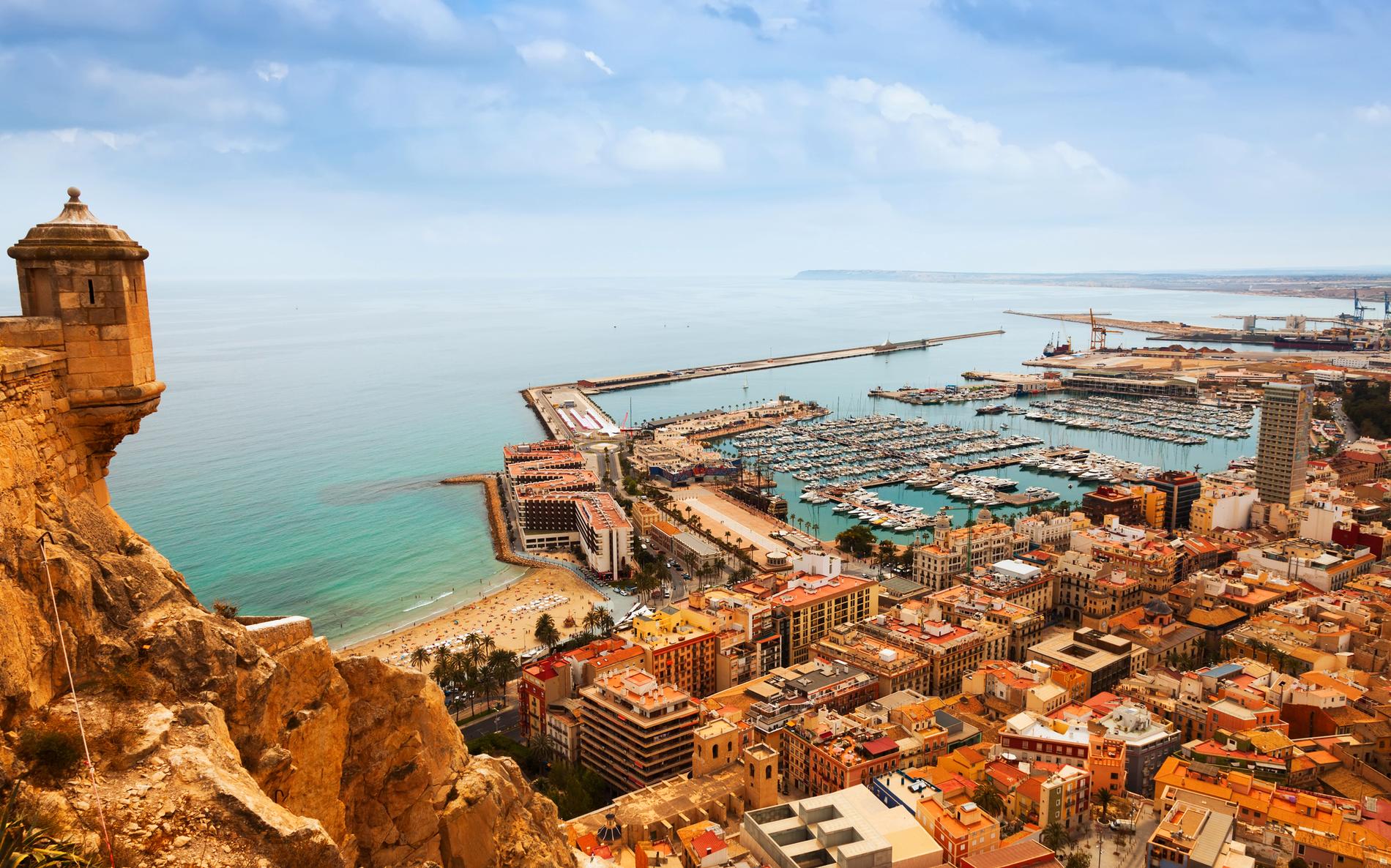 Alicante är bästa platsen för den som vill kombinera strandliv med stadsliv.