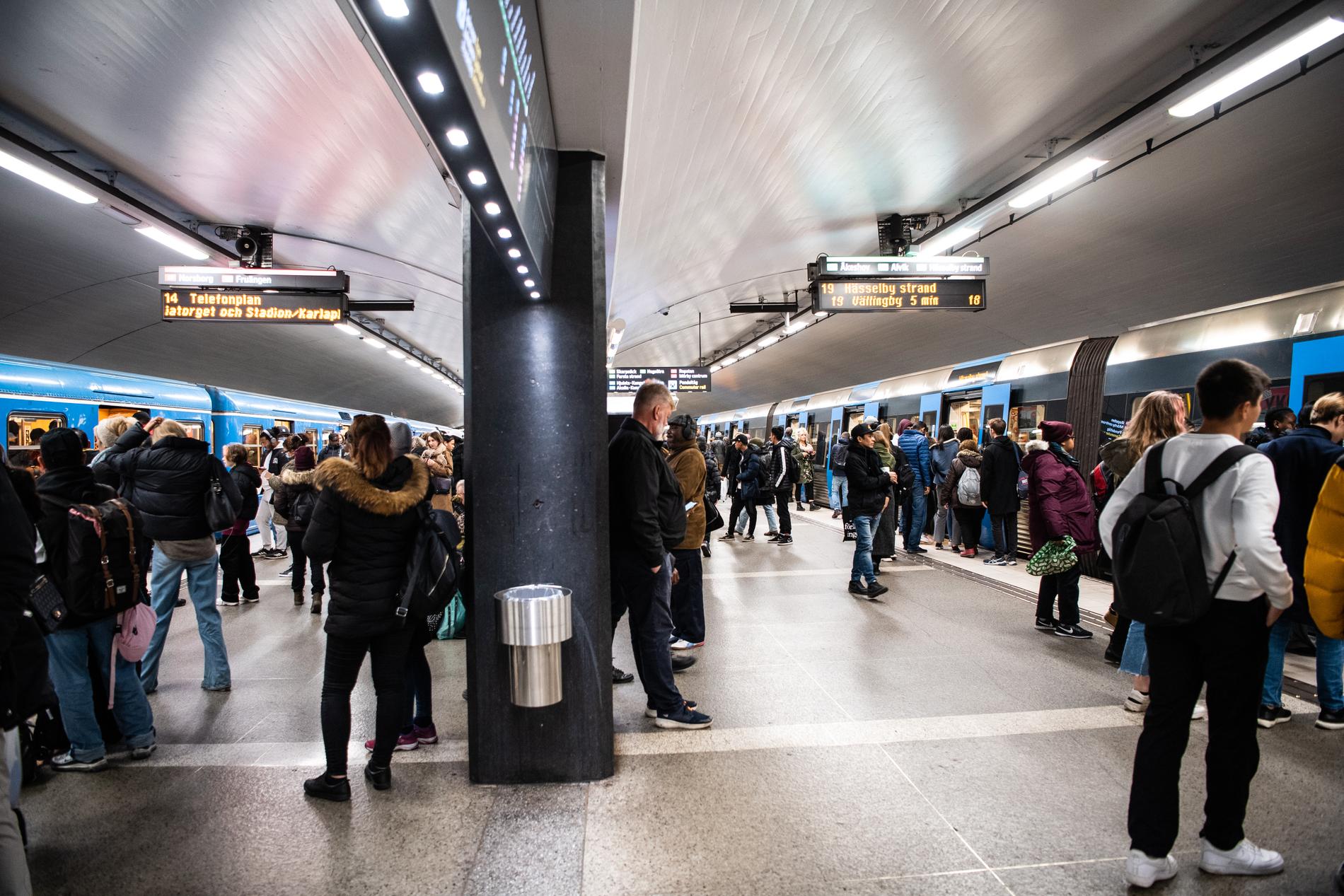 Trängsel på perrong i Stockholms tunnelbana förra månaden.