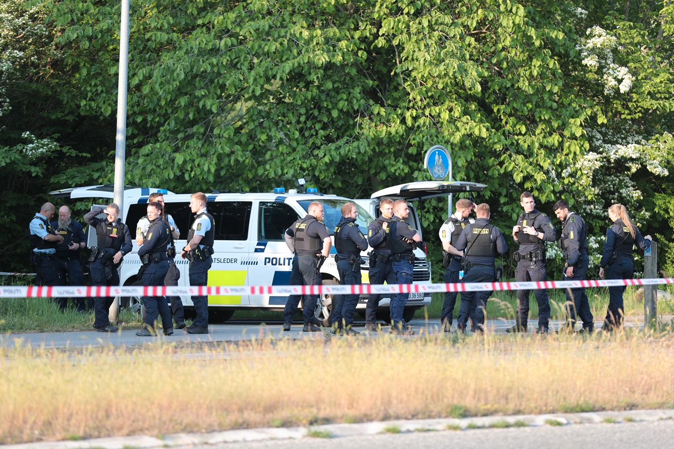 En stor insats pågick tidigt under söndagsmorgonen i Köpenhamn där en svenskregistrerad bil besköts av polis.