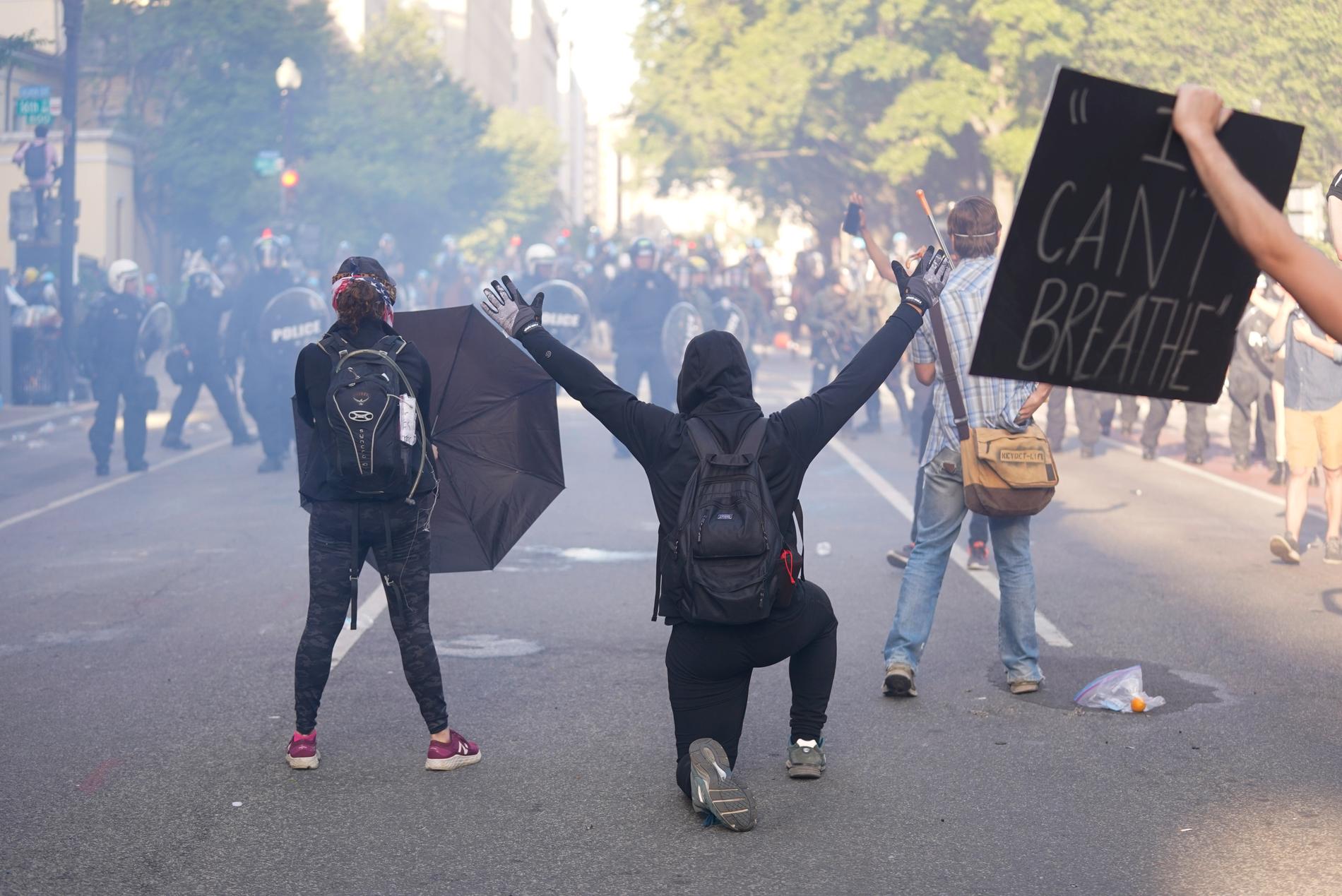 Protesterna vid Vita huset slogs ner med tårgas och gummikulor.