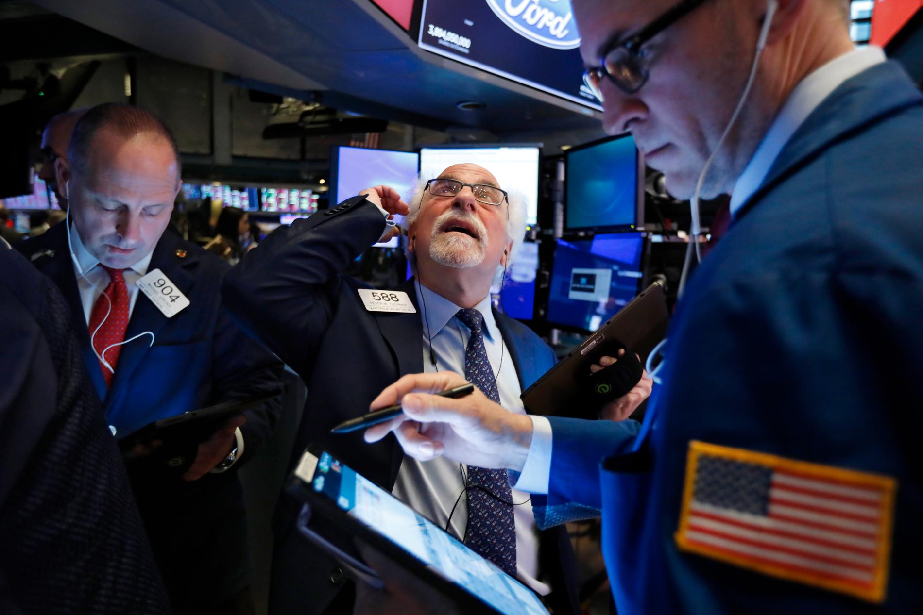 Peter Tuchman, aktiemäklare på Wall Street blickar upp mot skärmarna. 