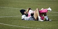 Luis Figo leker med sin dotter på en av Madrids träningar.