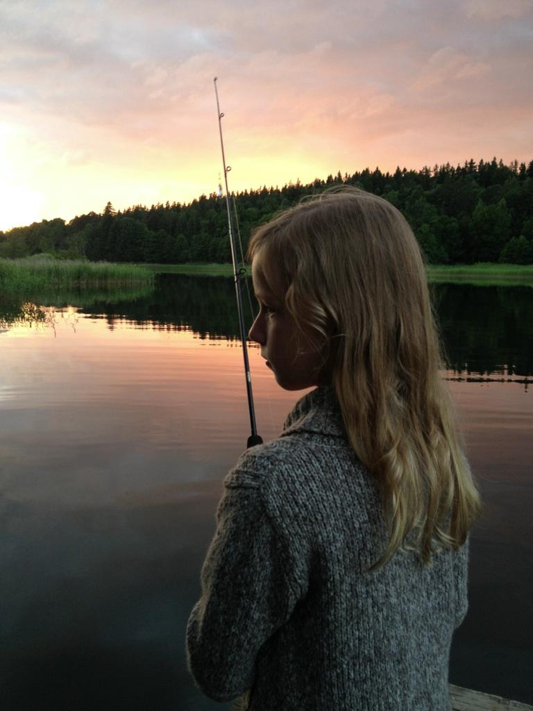 Kvällsfiske i Motala ström med min dotter.