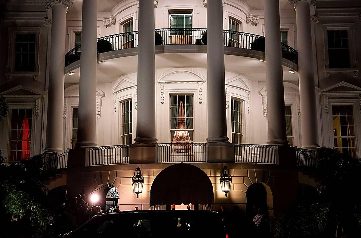 Festligheterna utanför Vita huset reducerades till ett par glada vinkningar på grund av snöstormen i natt när familjen Obama kom hem.