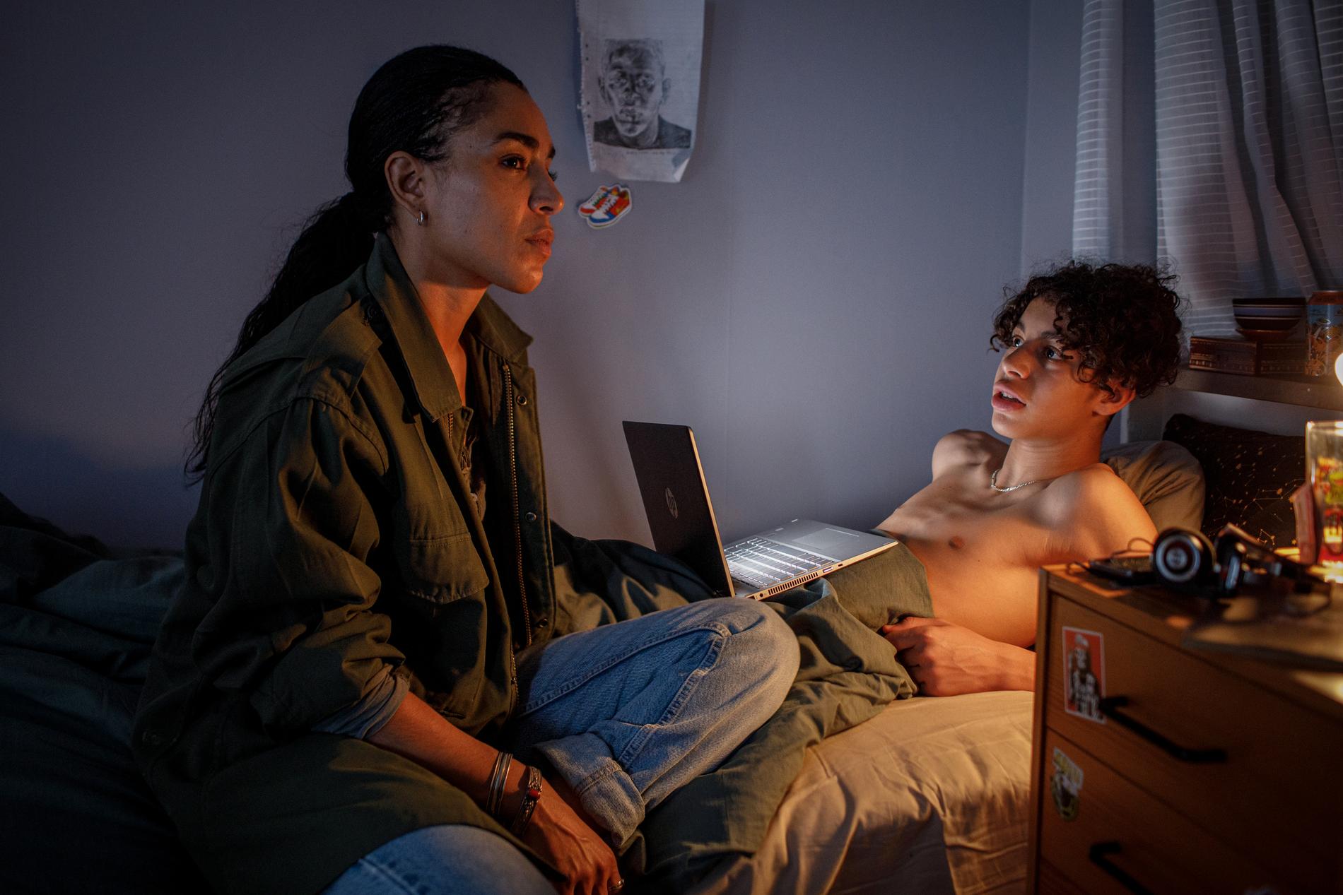 Loreen tillsammans med Mustapha Aarab i rollerna som mor och son i Netflix nyfilmatisering av Mats Wahls ungdomsbok ”Vinterviken”