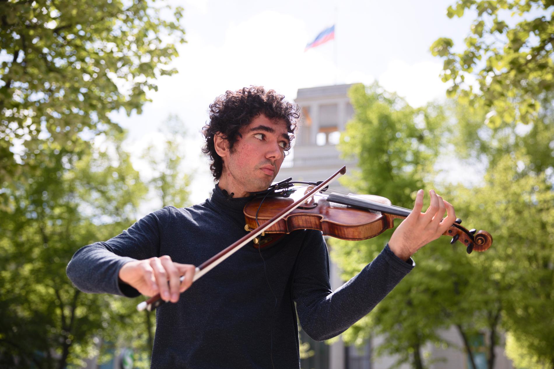 Arsjak Makitjan, som är utbildad violinst, spelar en visa om folkmord utanför den ryska ambassaden i Berlin.