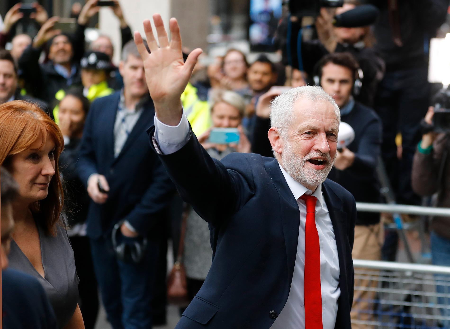 Labourledaren Jeremy Corbyn anländer till partihögkvarteret på fredagsmorgonen.