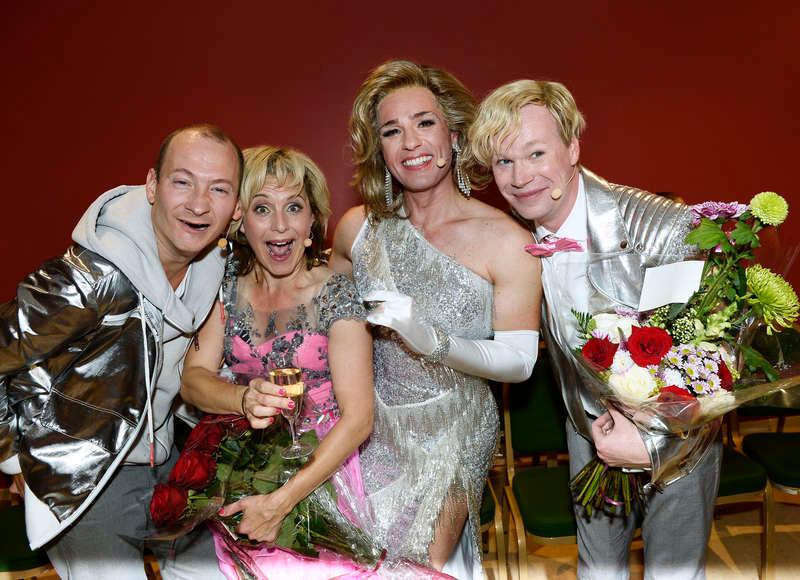 Jonas Helgesson, Helen Sjöholm, Peter Jöback och Johan Glans pustar ut efter premiären.