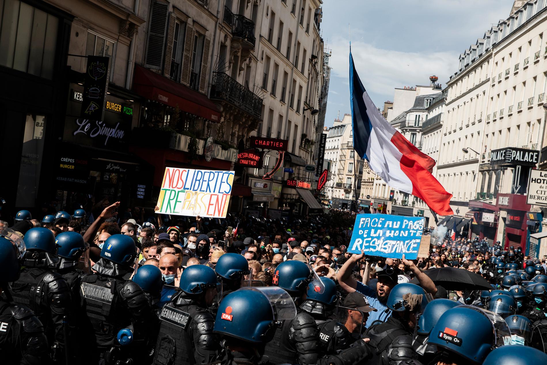 I Frankrike deltog 230 000 personer under i protesterna. 