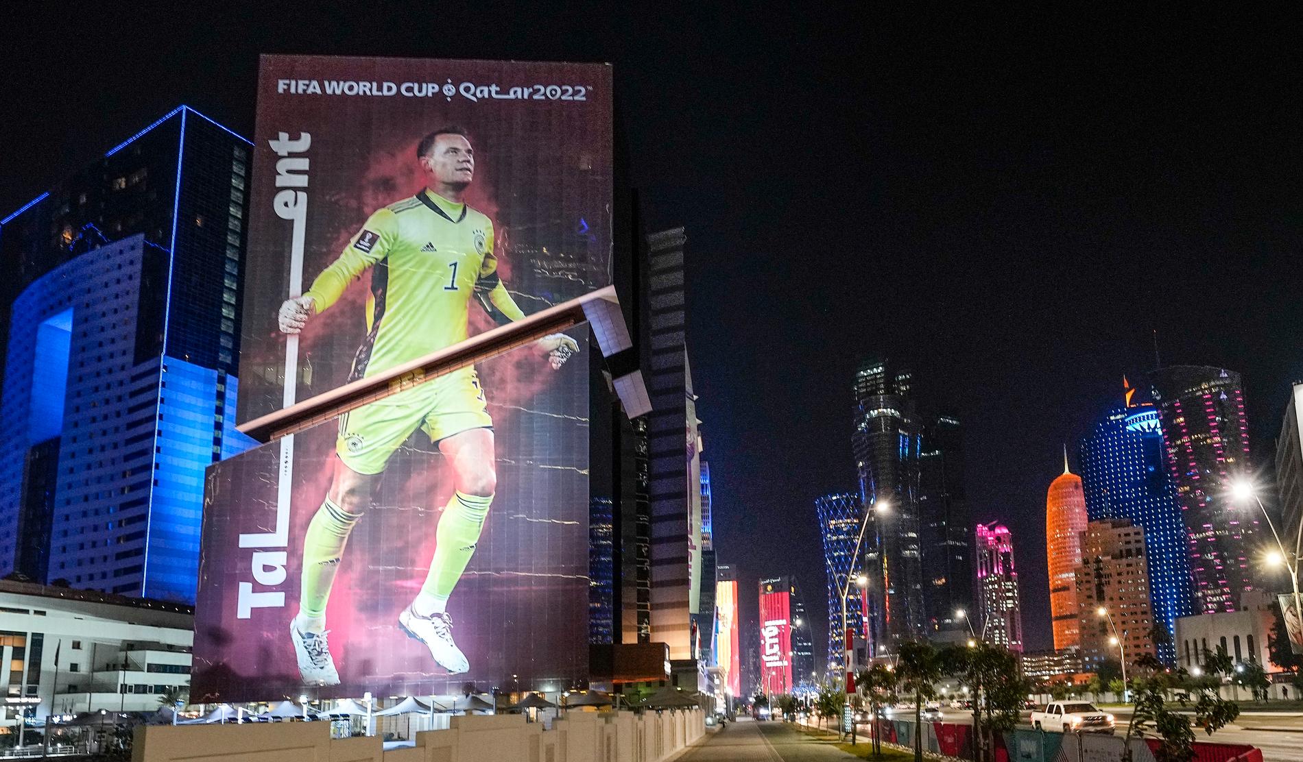 Tysklands målvakt Manuel Neuer avbildad på en skyskrapa i Doha.
