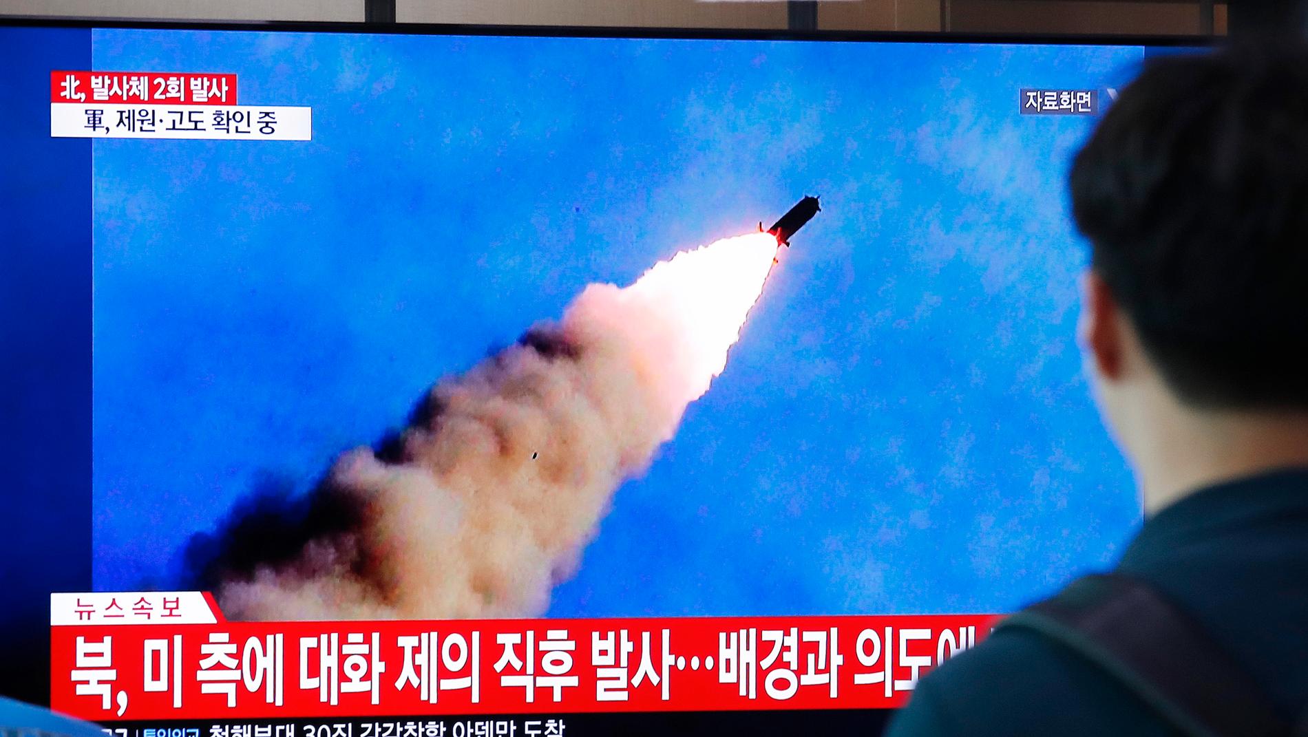 På sydkoreansk tv såg man robotarna som Nodkorea avfyrade.