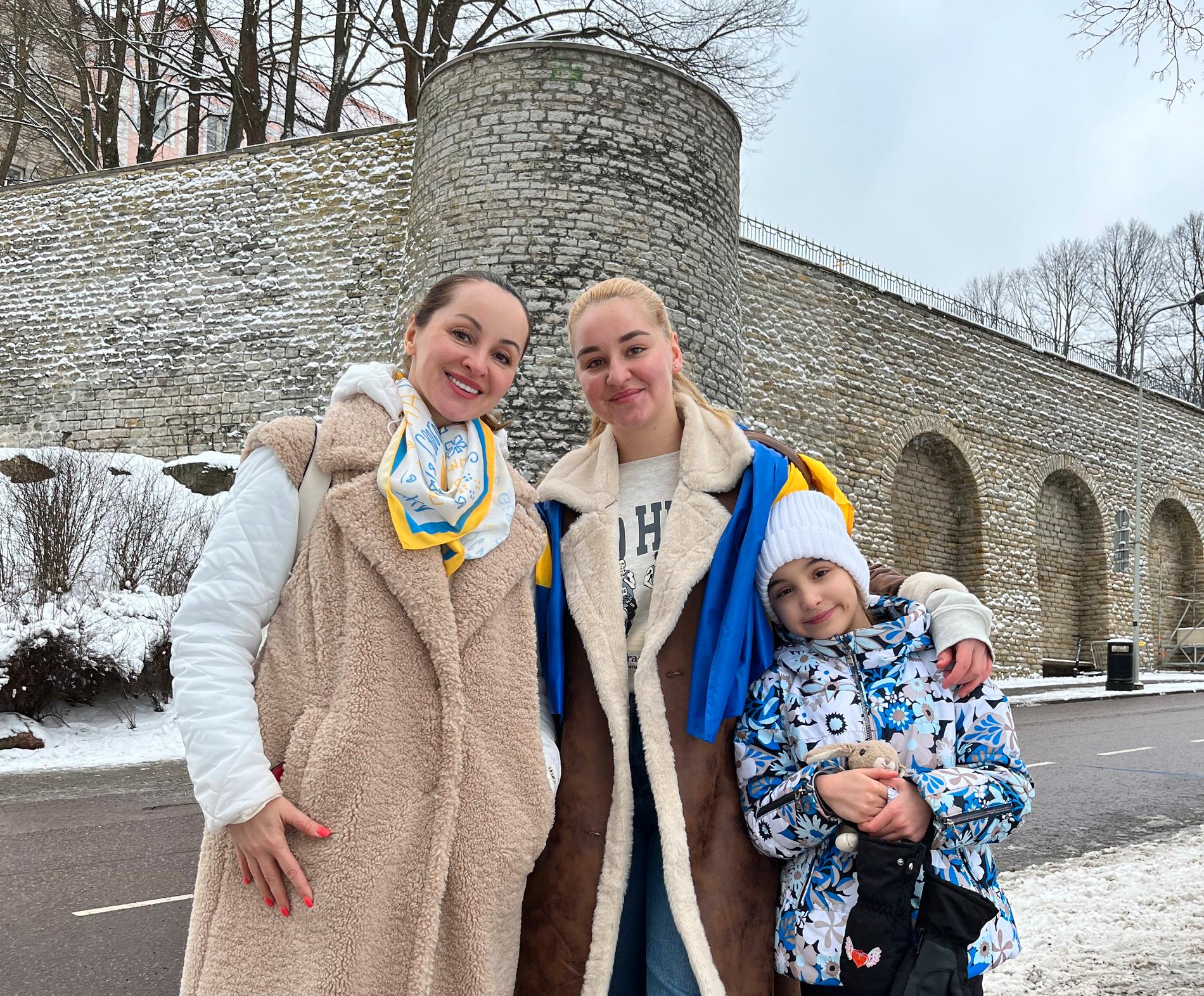 Mamma Lisa med döttrarna Irina och Simona från Ukraina.