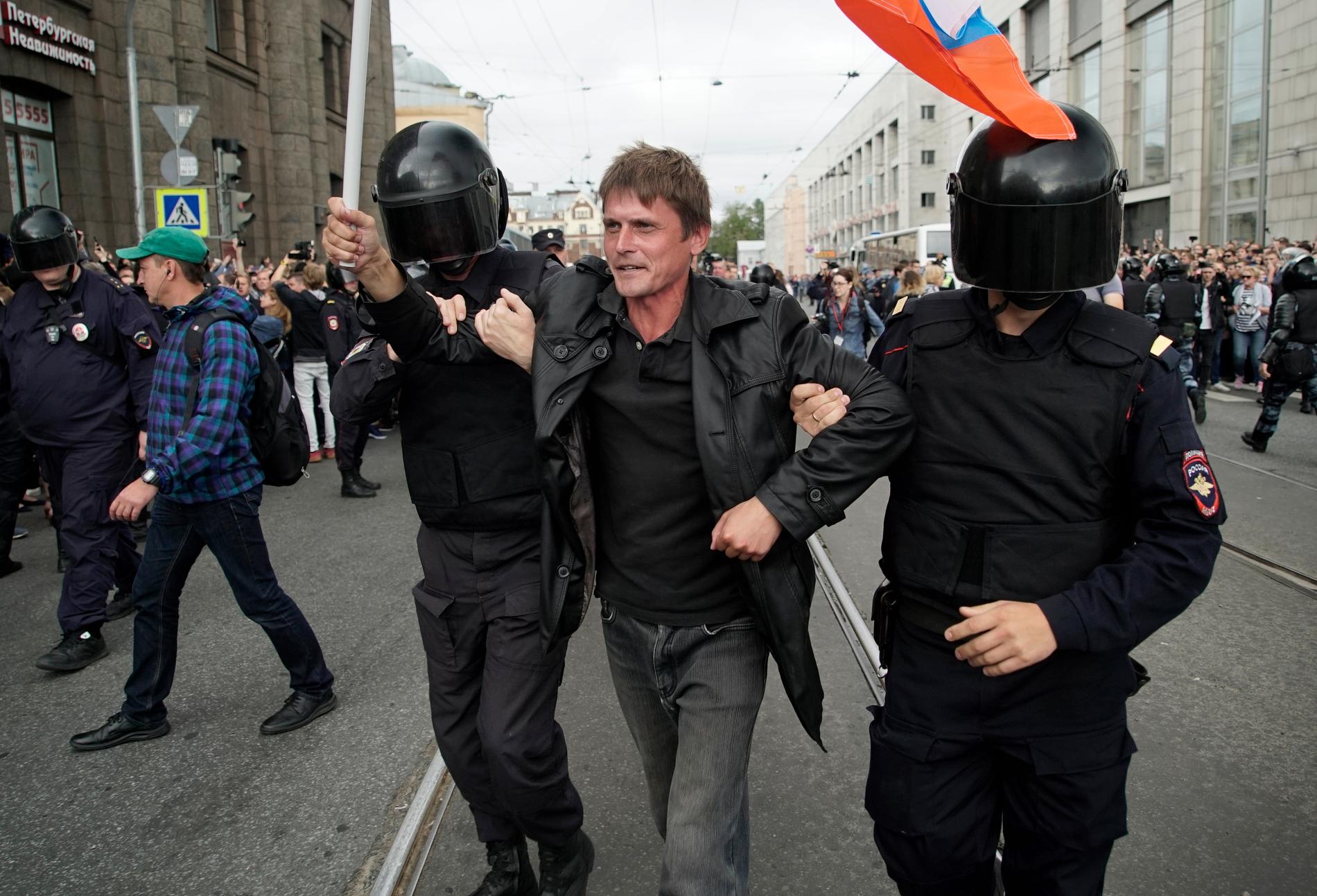 En demonstrant grips av rysk polis under en manifestation i september i Sankt Petersburg mot regeringens planer på att höja pensionsåldern.