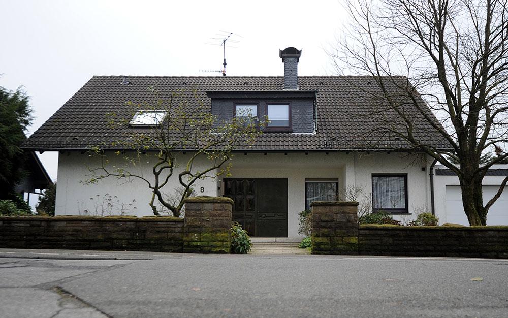 Huset i tyska Ennepetal där de tre männen hittades döda i bastun.