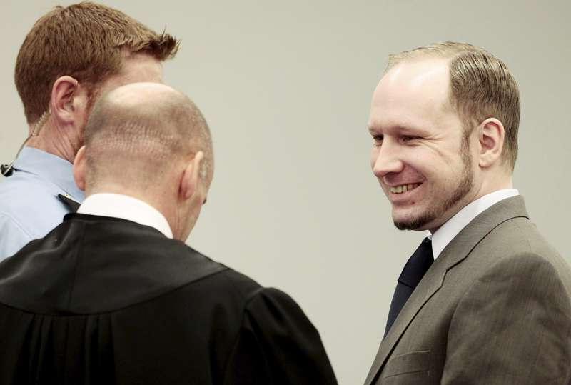 Hånflinar Anders Behring Breivik log under gårdagens rättegång när en mamma berättade att hennes barn blivit livrädda för terrorister. Professorn Einar Kringlen vänder nu och hävdar att Breivik inte är psykiskt sjuk.
