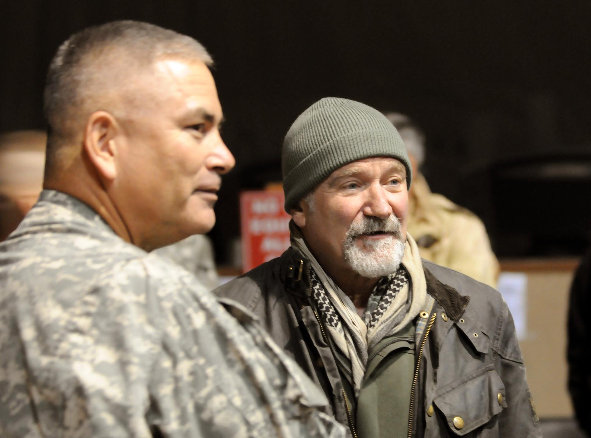 Robin Williams tillsammans med en man från den amerikanska militären.