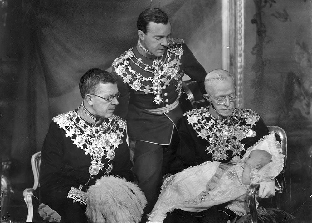 Prins Carl Gustaf tillsammans med sin pappa, farfar och farfars far. 