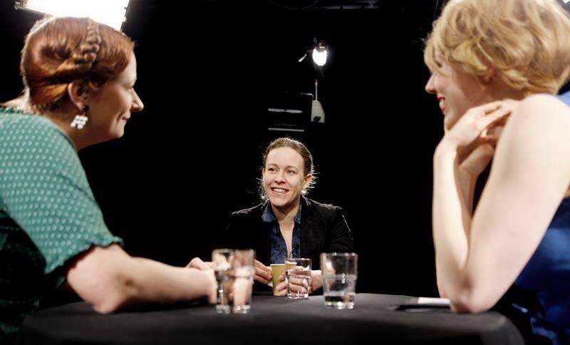 Maria Wetterstrand, mitten, grillas av Sanna Rayman och Katrine Kielos i Aftonbladets webb-tvprogram ”Korseld”.