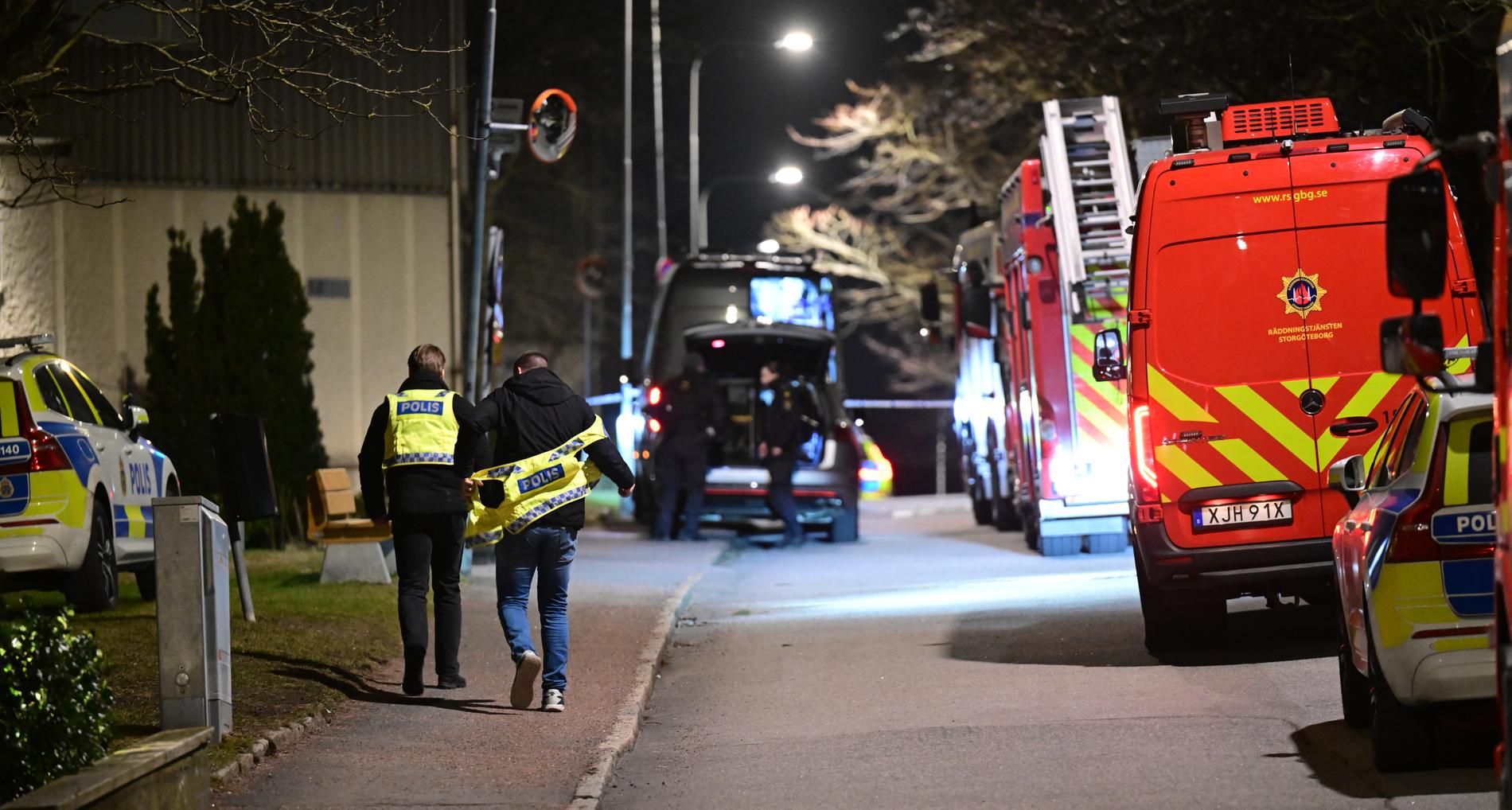 Två explosioner inträffade med bara minuters mellanrum vid två portar till bostadshus i Västra Frölunda tidigare i veckan. Bilden är från en av insatserna.
