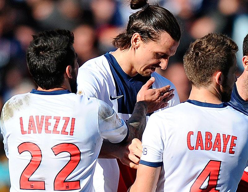 Cabaye gratulerar Zlatan efter ett mål.
