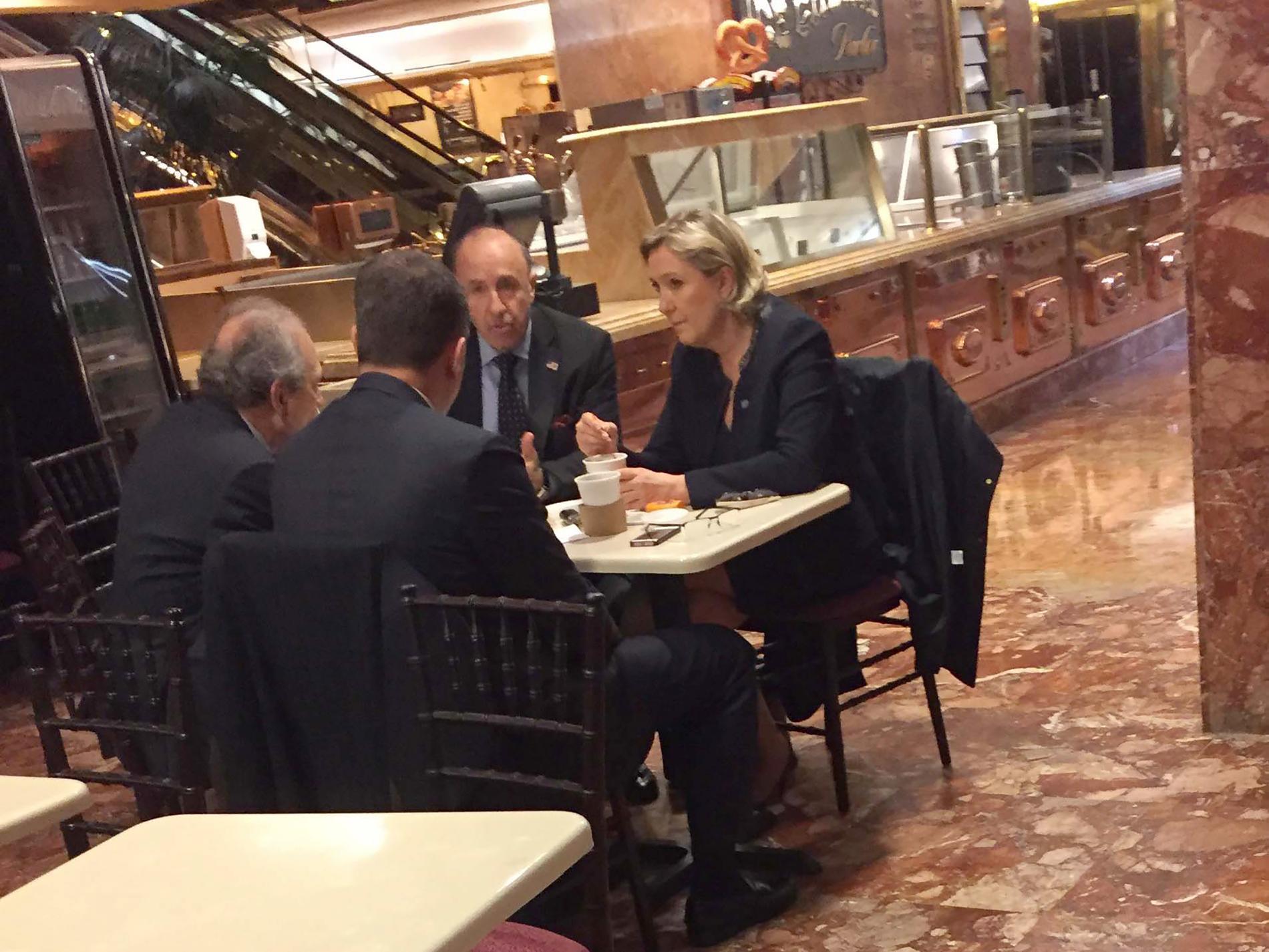 Här är Marine Le Pen på besök i Trump Tower.
