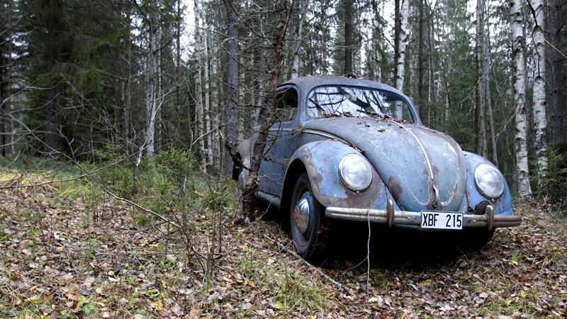 Bilen vi lånat är en VW Typ 1 som registrerades första gången 1949 i Södertälje. Därefter 12 ägare, alla i Uppsala län. Den trettonde ägaren ställde 1961 bilen bakom en lada, där Gunnar Olsson hittade den 30 år senare. Förhandlingarna med ägaren drog ut på tiden och först 2004 kunde Gunnar frakta hem bilen för iordningställande.