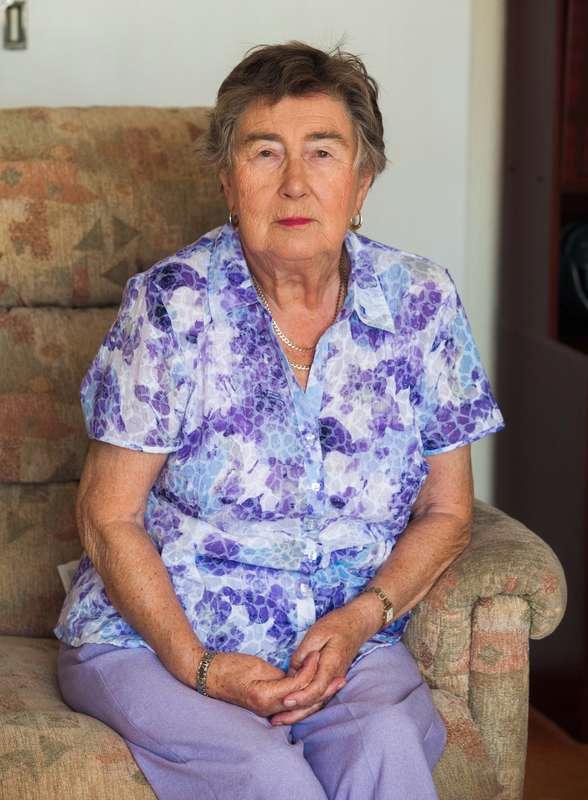 June Hatton, 80, bet ­schäfern tillbaka.