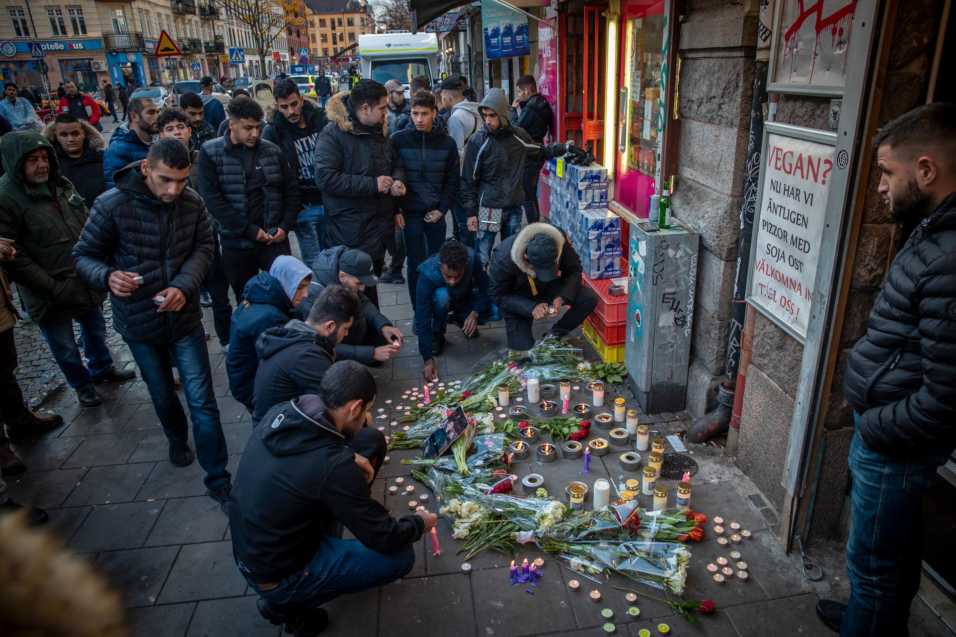 Jaffar, 15, sköts ihjäl vid en pizzeria på Möllevångstorget i Malmö en lördagskväll i november förra året. Vänner lade blommor vid mordplatsen den 10 november 2019, dagen efter mordet.