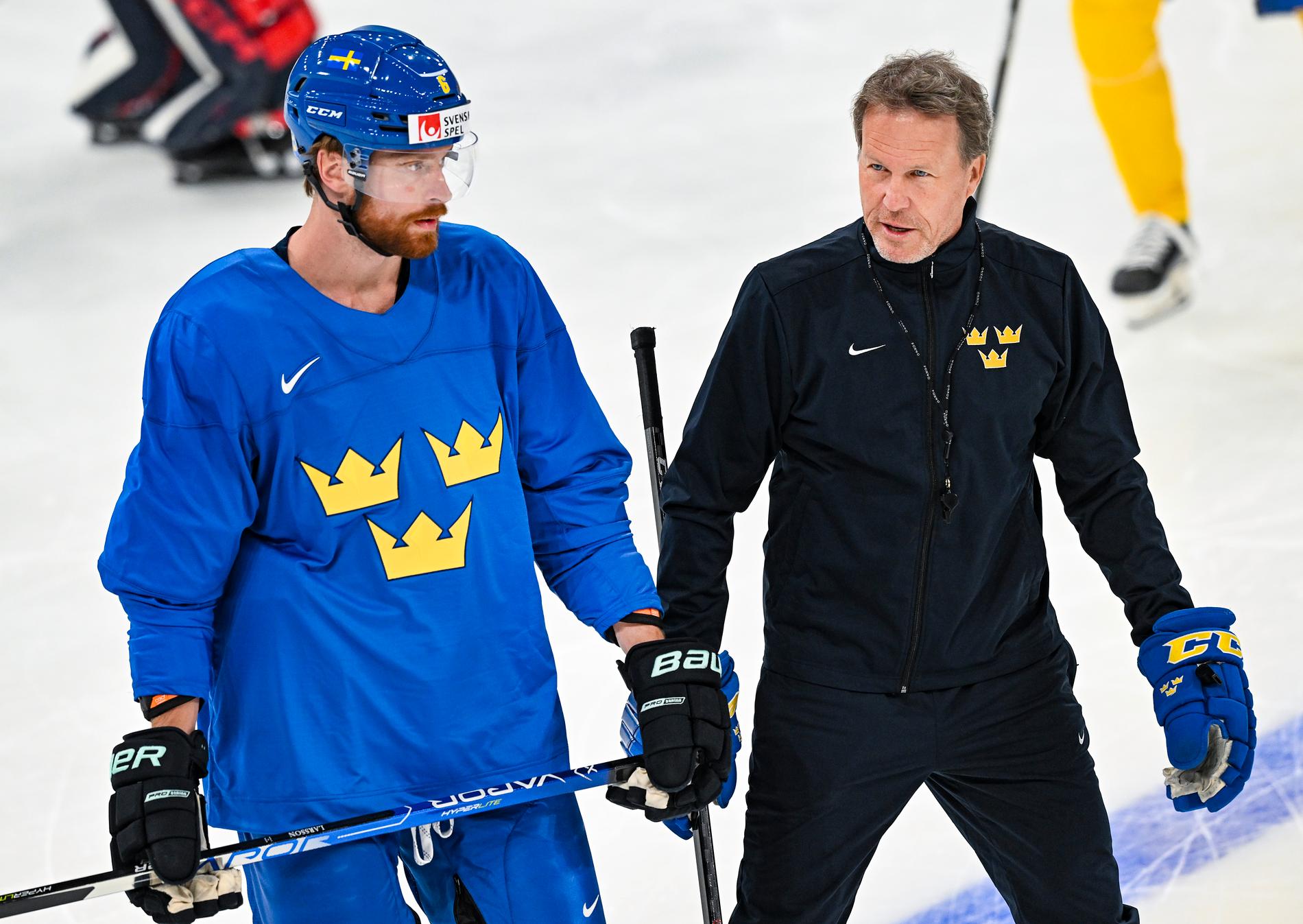 Johan Garpenlöv samspråkar med NHL-backen Adam Larsson under Tre Kronors första träning i VM-staden Tammerfors.
