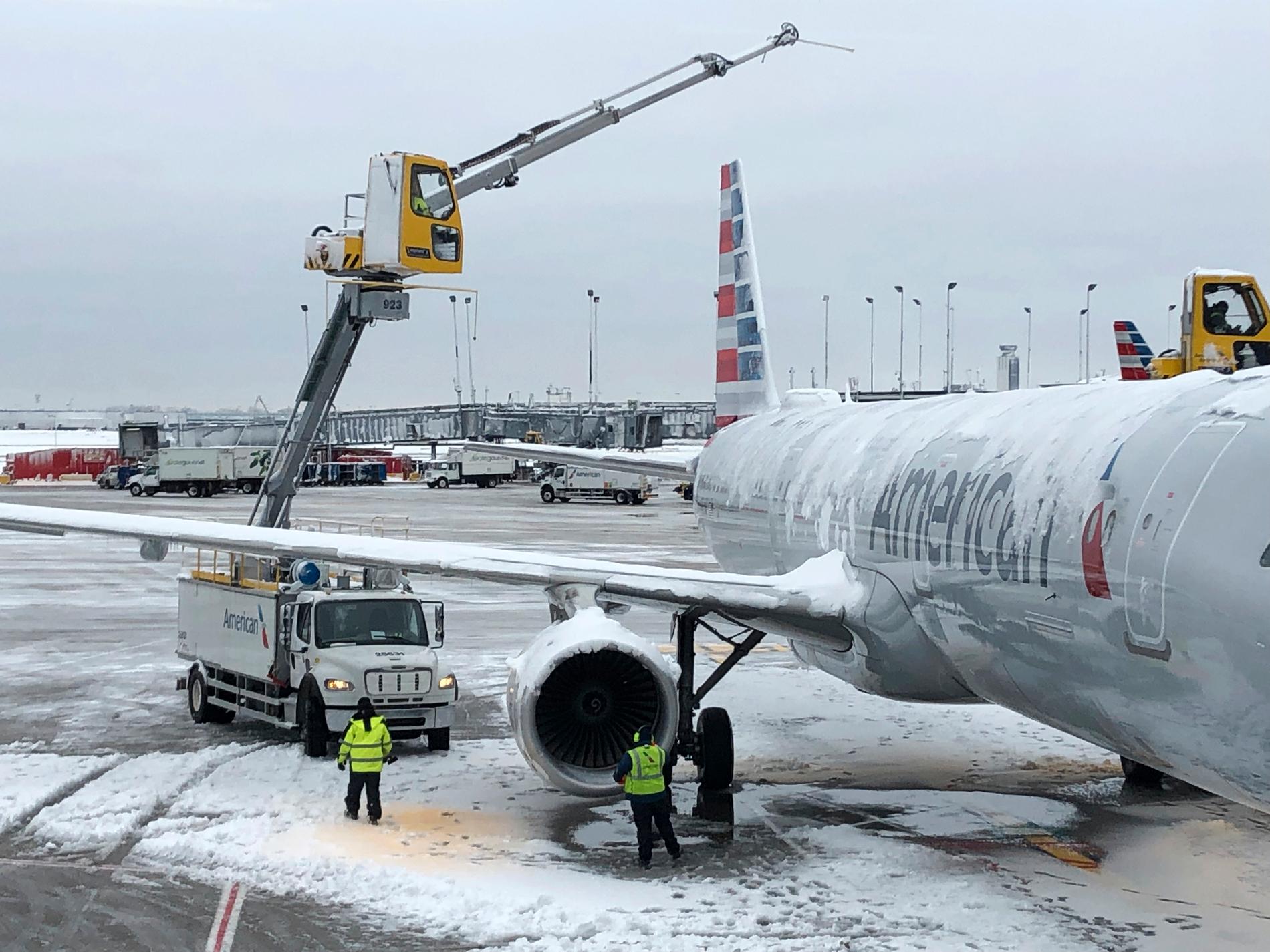 Flygplan på Midwest Airport i Chicago, bilden är tagen under en tidigare snöstorm 2018.
