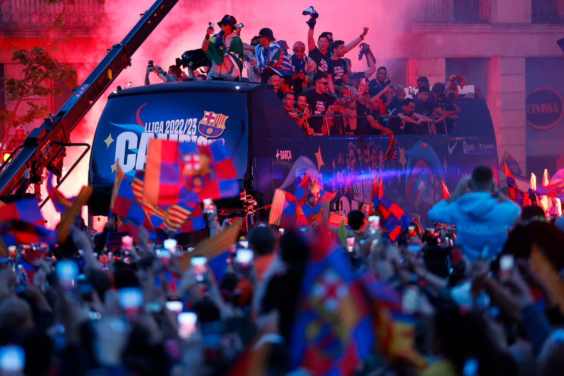 Barcelonas spelare firar La Liga-titeln med en bussparad genom staden. 