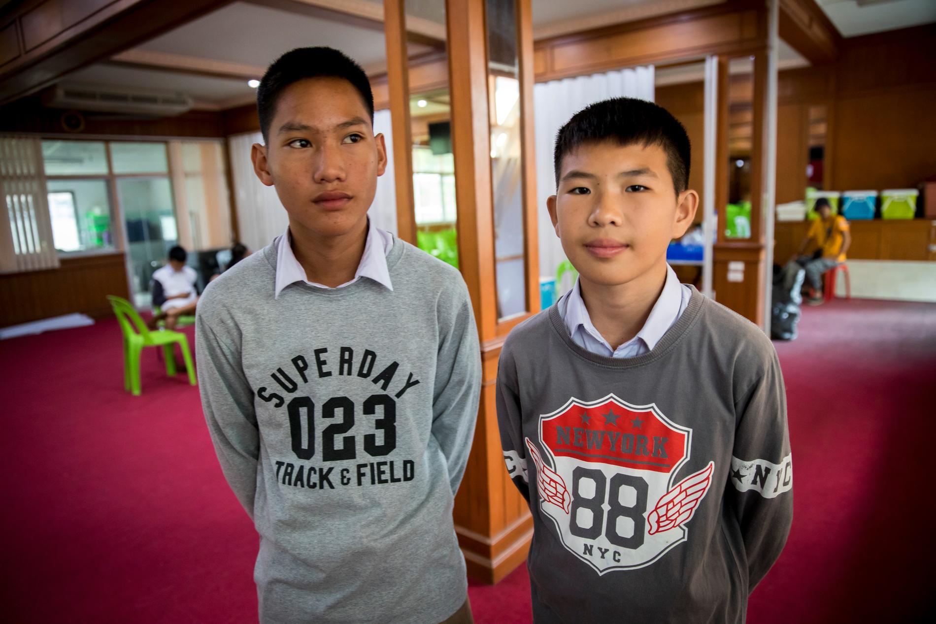 Waranchit Kangkaew, 14, och kompisen Settawat Boonsri, 13, har känt Vildsvinens lagkapten  och anfallare Duangpetch ”Dom” Promthep, 13, sedan förskolan.