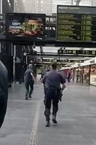 Mannen sköts på Malmö central efter att ha betett sig hotfullt.