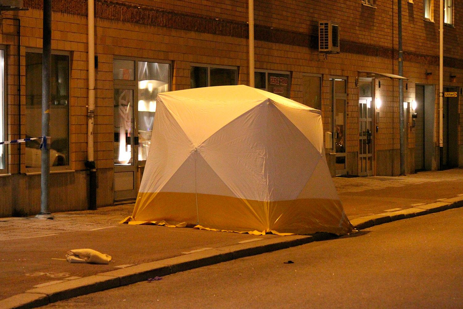 Polisen har satt upp ett tält vid platsen.