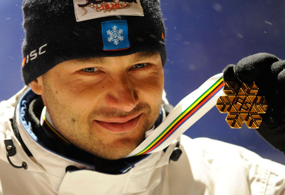 Veerpalu med guldmedaljen för 15 km i VM 2009 i Liberec.