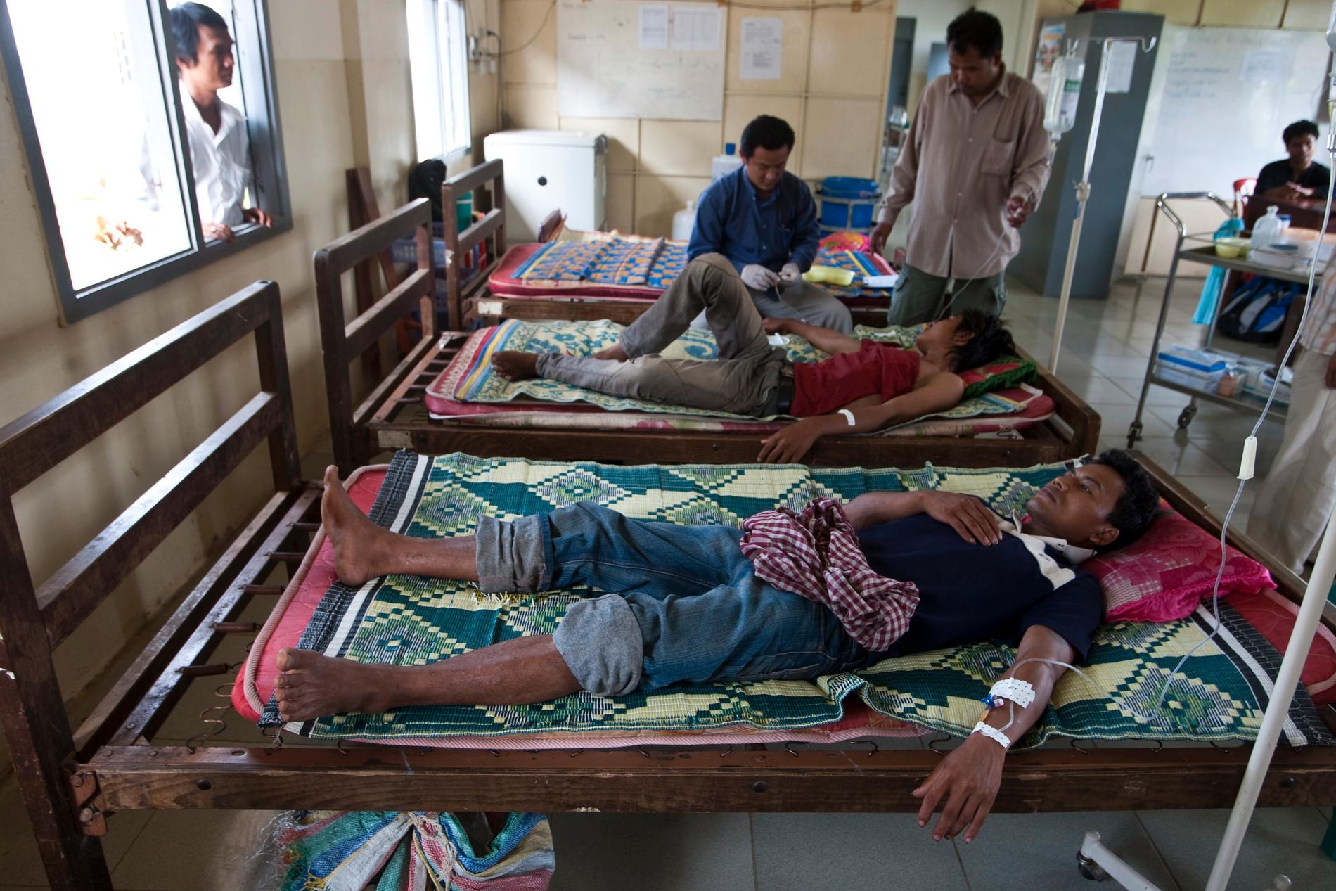 Malariapatienter får behandling på ett sjukhus i Pailin i Kambodja 2009. Den resistenta stammen har spridits från Kambodja till andra sydostasiatiska länder.