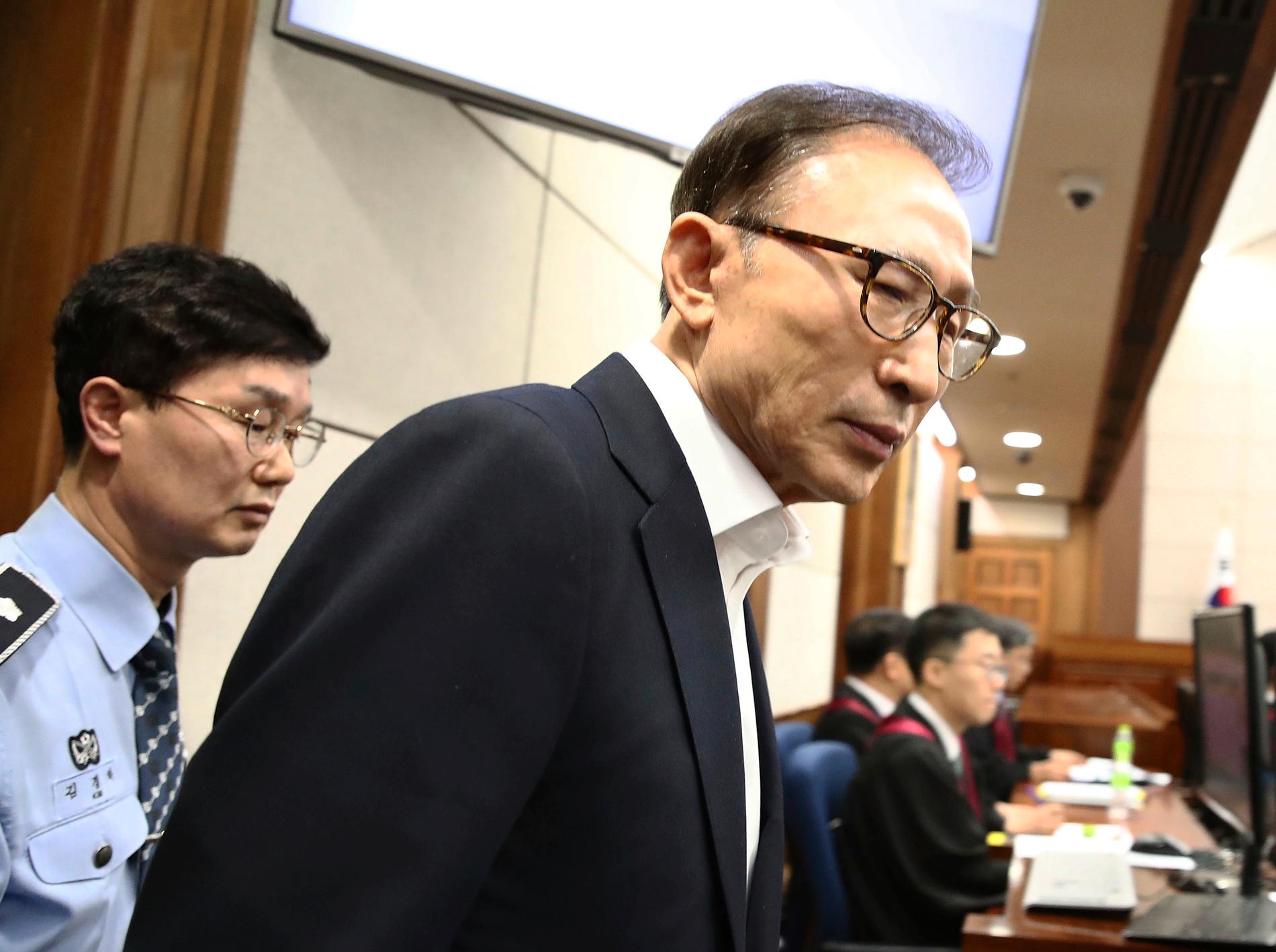 Sydkoreas tidigare president Lee Myung-Bak. Bilden är från i maj under en inledande förhandling i domstolen i Seoul.