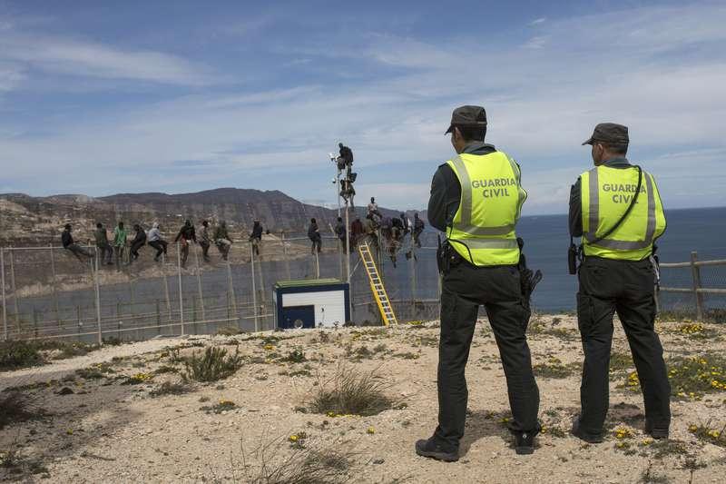Gränsvakter vid spanska gränsen i Melilla.