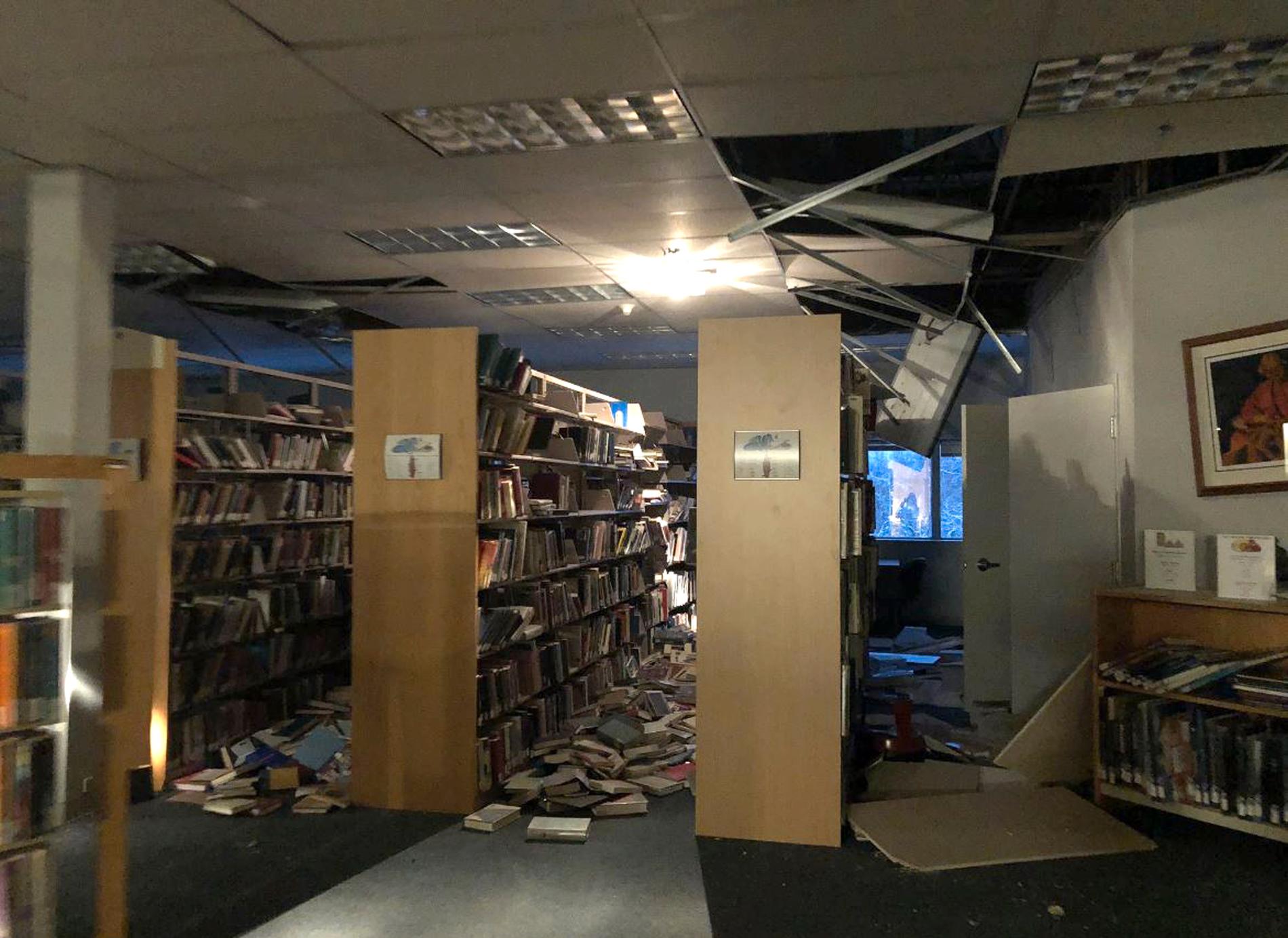 Biblioteket i universitetet The Mat-Su College skadades i jordbävningen. 