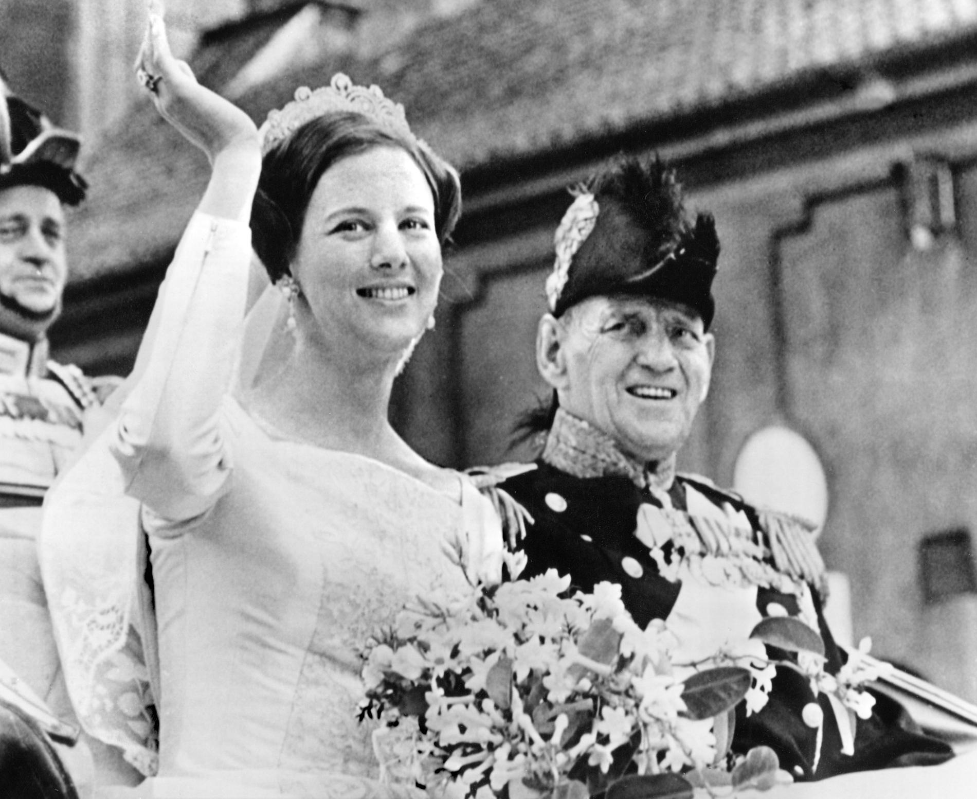 Dåvarande kronprinsessan Margrethe med pappa kung Frederik IX på väg till Holmens kyrka i Köpenhamn den 10:e juni 1967. Där gifte hon sig med sin man, blivande prins Henrik.